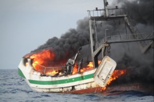 Fuego en el pesquero, en una imagen distribuida por Salvamento Marítimo