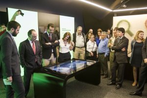 Representantes de La Caixa y el Ayuntamiento, ayer en la zona educativa de la carpa.
