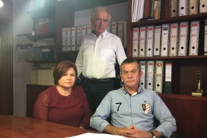 Los padres Natividad Linares y Antonio Escobosa (sentados), acompañados del letrado Miguel Ángel Lozano