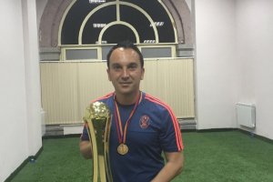 Maikel con la Copa de Armenia posando para LA VOZ.