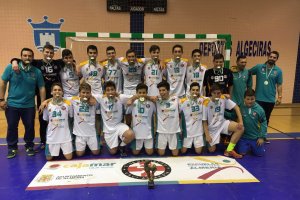 Los campeones posan felices.