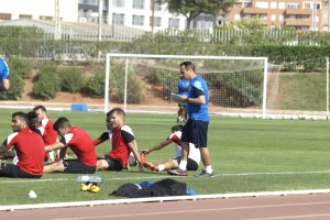 Pablo Berenguel hablando con los jugadores.