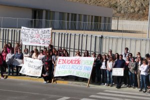 Padres y madres ante en el Colegio Simón Fuentes con pancartas reivindicando más recursos para el centro.