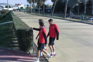 Iago sale al campo con Morcillo y Ximo.