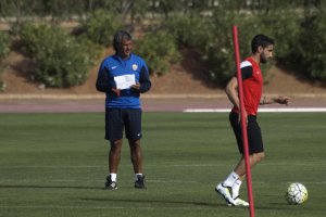 Pipo Goro con sus apuntes en el entrenamiento.