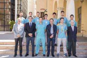 Los campeones con el alcalde.