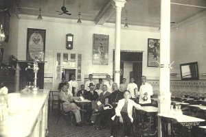 El Oro del Rhin, en el centro  Bernardo Ruiz, delante su hijo Antonio Ruiz, junto a empleados y clientes.