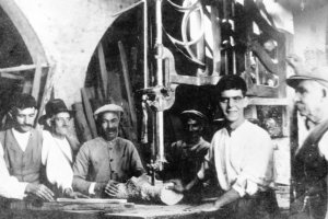 El taller con la máquina de cinta de sierra, a comienzos del siglo pasado.