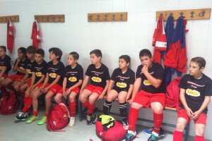 Los jugadores en el vestuario durante la charla técnica.