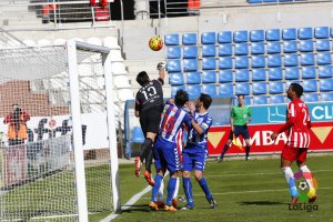 Casto debe ser más contundente en el área pequeña.