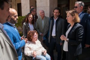 Miembros de la FAAM con la ministra.
