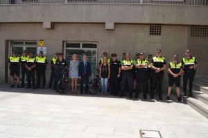 Imagen de archivo de varios agentes de la Policía Local de Roquetas posando junto al Ayuntamiento.