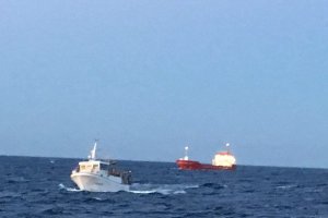 El pesquero durante la operación de rescate