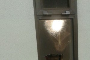 Imagen de las instalaciones de la Policía Local de Adra donde se aprecian los desperfectos.