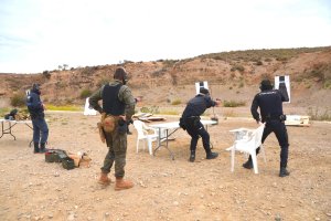 Agentes participan en un ejercicio de tiro en el campo de Viator.