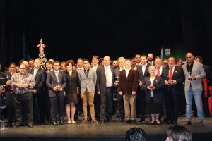 José Antonio Expósito, Paco Salas, Isaac Vilches, José Luis Cantón, Salud Sánchez, Francisco García, José Cabrera y Fernando Salas, con Encarni Molin