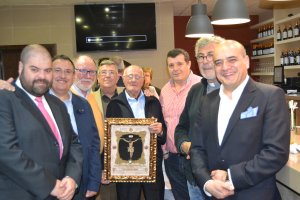 Juan José Uroz, actual hermano mayor de la hermandad de Angustias; Antonio Miras, homenajeado; el consiliario de la Hermandad y párroco de San Juan, 