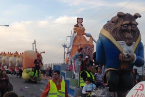 El tradicional desfile de carrozas de las fiestas volvió a triunfar con el colorido y la imaginación de los vecinos.
