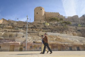 Los pies de La Alcazaba cuentan ahora no solo con unas cuevas recuperadas, una ladera mejorada sino con una gran explanada en la que se pueden realiz