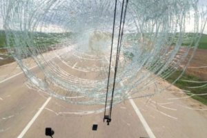 Así quedó la luna del autobús tras la colisión del ave.