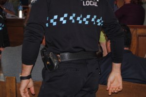 Un agente de la Policía de Cantoria se dirige el jueves hacia el marido de la alcaldesa.