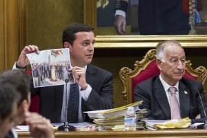 El vicepresidente muestra una fotografía con el diputado socialista Francisco García en un acto republicano.