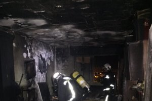 Bomberos de la capital acceden a un piso durante un incendio.