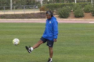 Pipo Goro golpeando el balón.