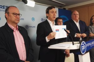 En el centro, Rafael Hernando, esta mañana.