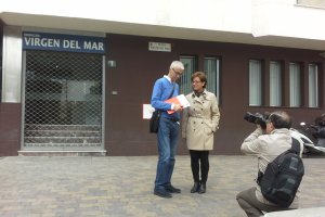 Los concejales Manuel Vallejo y Adriana Valverde (PSOE) ante el edificio Virgen del Mar.