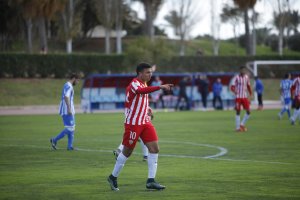 Hicham celebra un gol en el campo Anexo.