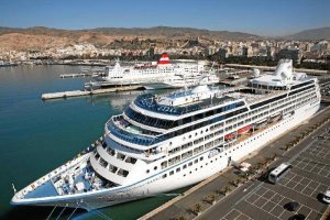 Un crucero atracado en el puerto de Almería.