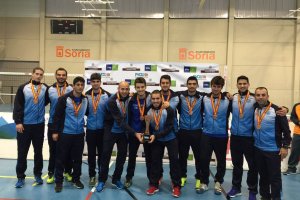 Los universitarios con su medalla.