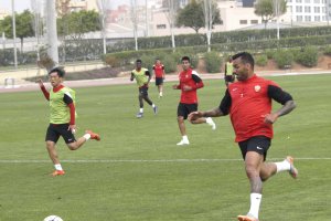 Michel Macedo y Kiu en una jugada del partidillo.