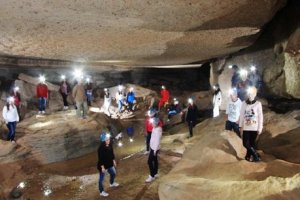 Una de las cuevas de gran tamaño que se encuentran en el sistema de karst en yeso, en una visita de escolares.