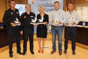 Eloísa Cabrera,  junto a reponsables policiales y los autores de ‘Zebra’ la mascota del plan de movilidad.