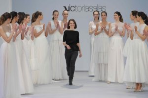 Victoria Salas, recibiendo el aplauso de las modelos tras el desfile del pasado miércoles 20 en el Palacio de Cibeles de Madrid.