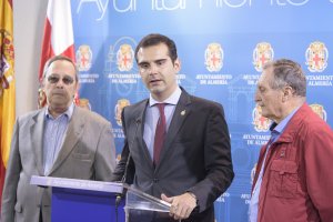 Ramón Fernández-Pacheco, alcalde de Almería, junto a los vecinos de Oliveros