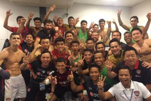 Ituarte y Teerasil celebrando la victoria del Muangthong.