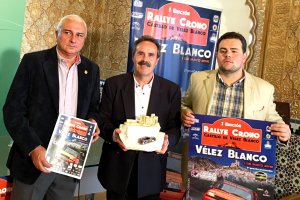 Alcalde de Vélez Blanco, delegado de Cultura, Turismo y Deporte y el presidente del comité organizador, con el trofeo (réplica del castillo de Vélez 