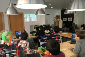 También ofrecen servicios de diseño, impresión 3D, programación y formación.