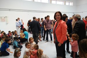 La delegada del Gobierno, Gracia Fernández, en el CEIP de Vícar.