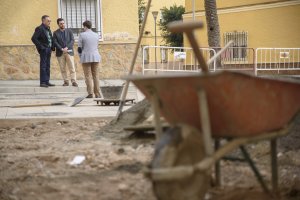 El concejal Carlos Sánchez revisa las obras en una calle en una imagen de archivo.
