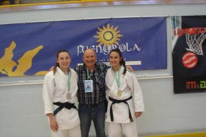 María Dolores con su compañera Alba Molina y el monitor de Judo en Fuengirola.