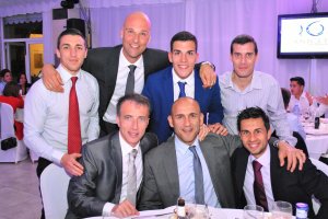 Borbalán con sus asistentes y las nuevas generaciones de árbitros.