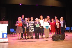 Protagonistas del libro y organizadores del acto tras las presentación de la obra el pasado viernes en Níjar.
