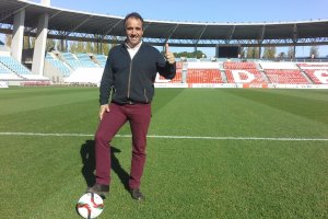 Juanjo Segura, en la hierba del Estadio de los Juegos.