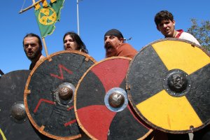 Una carga de algunos de los componentes del grupo Gultop Combate Histórico, de Almería, durante uno de sus entrenamientos.