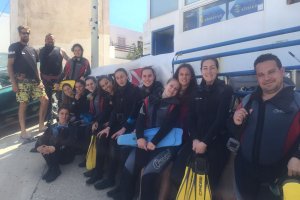 El equipo senior femenino preparado para la inmersión.