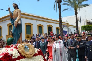 Francisco Góngora, alcalde de El Ejido; y Alejandro Moreno, párroco, situados entre distintas representaciones institucionales, en la procesión-romer